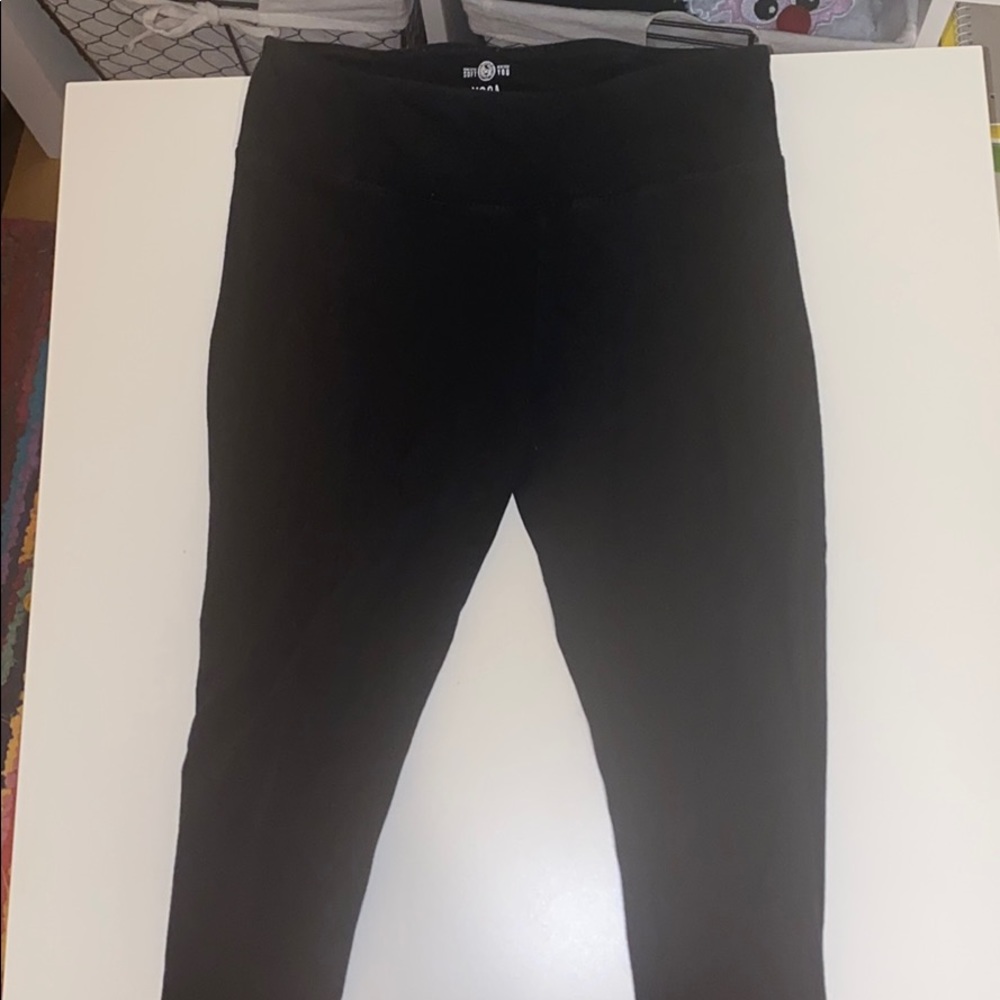 simple black yoga pants!